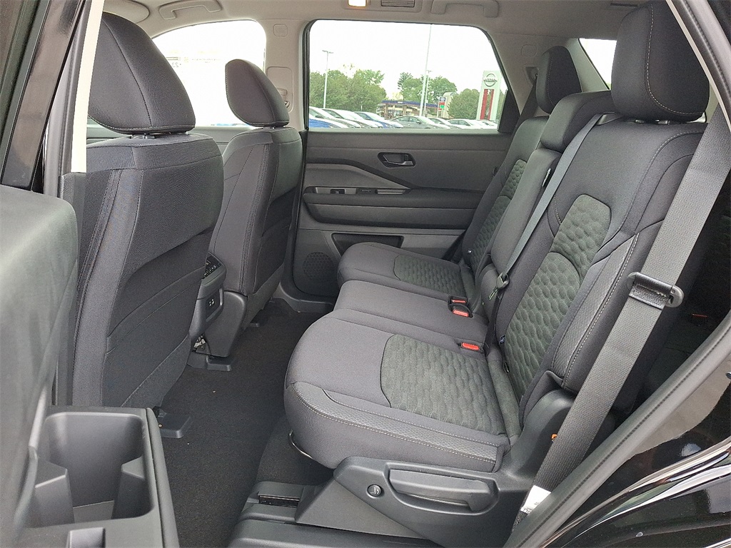 2025 Nissan Pathfinder SV - Photo 6