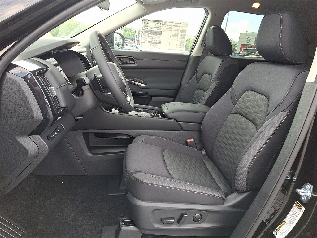 2025 Nissan Pathfinder SV - Photo 10