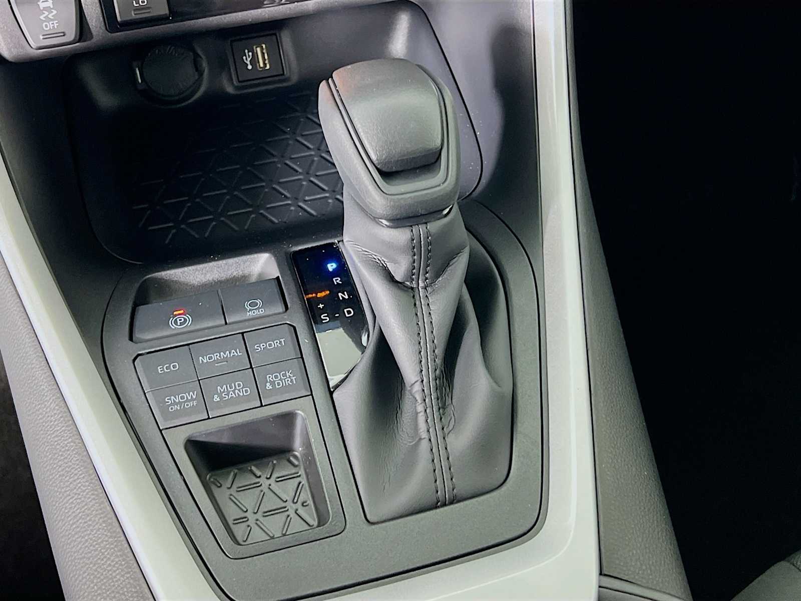 2025 Toyota RAV4 XLE - Photo 11