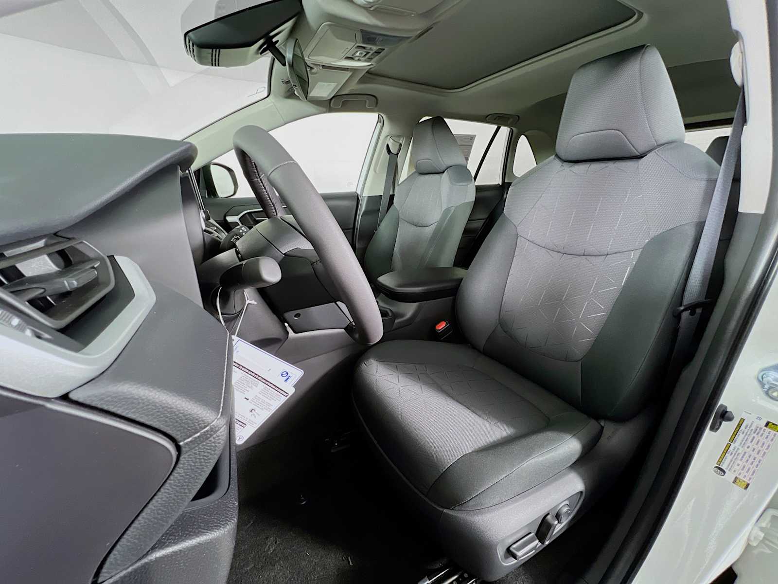 2025 Toyota RAV4 XLE - Photo 12