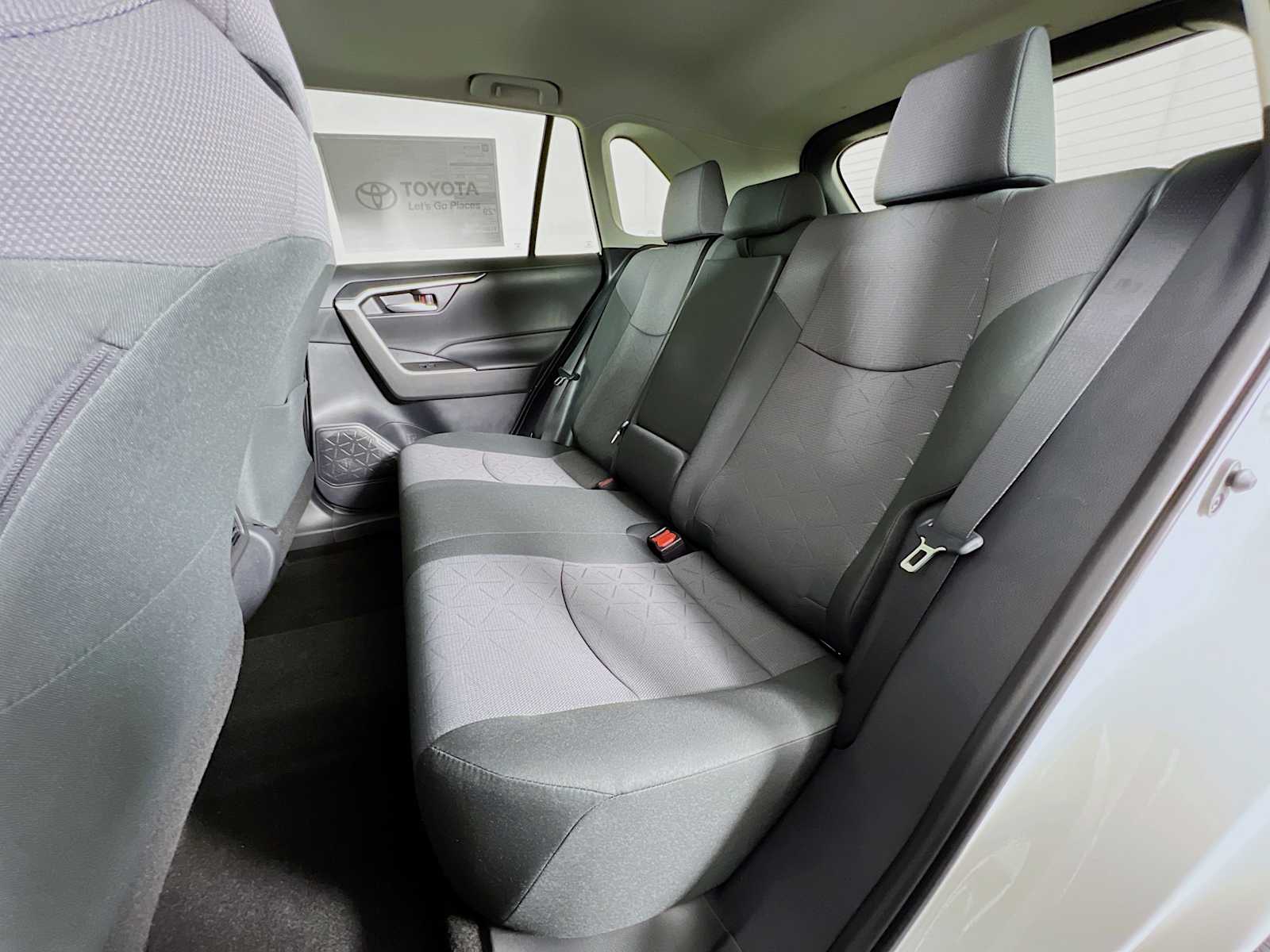 2025 Toyota RAV4 XLE - Photo 13