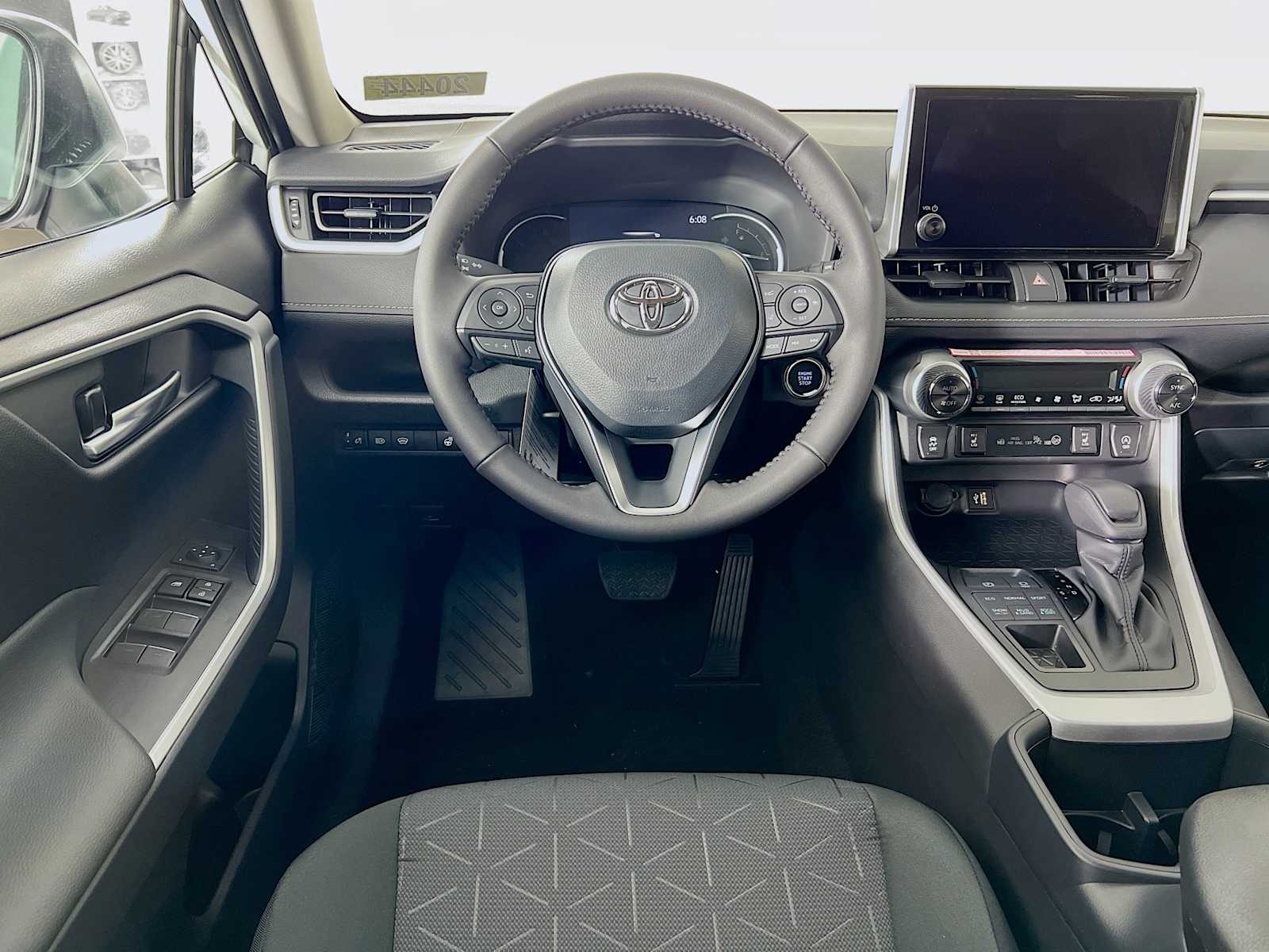2025 Toyota RAV4 XLE - Photo 15