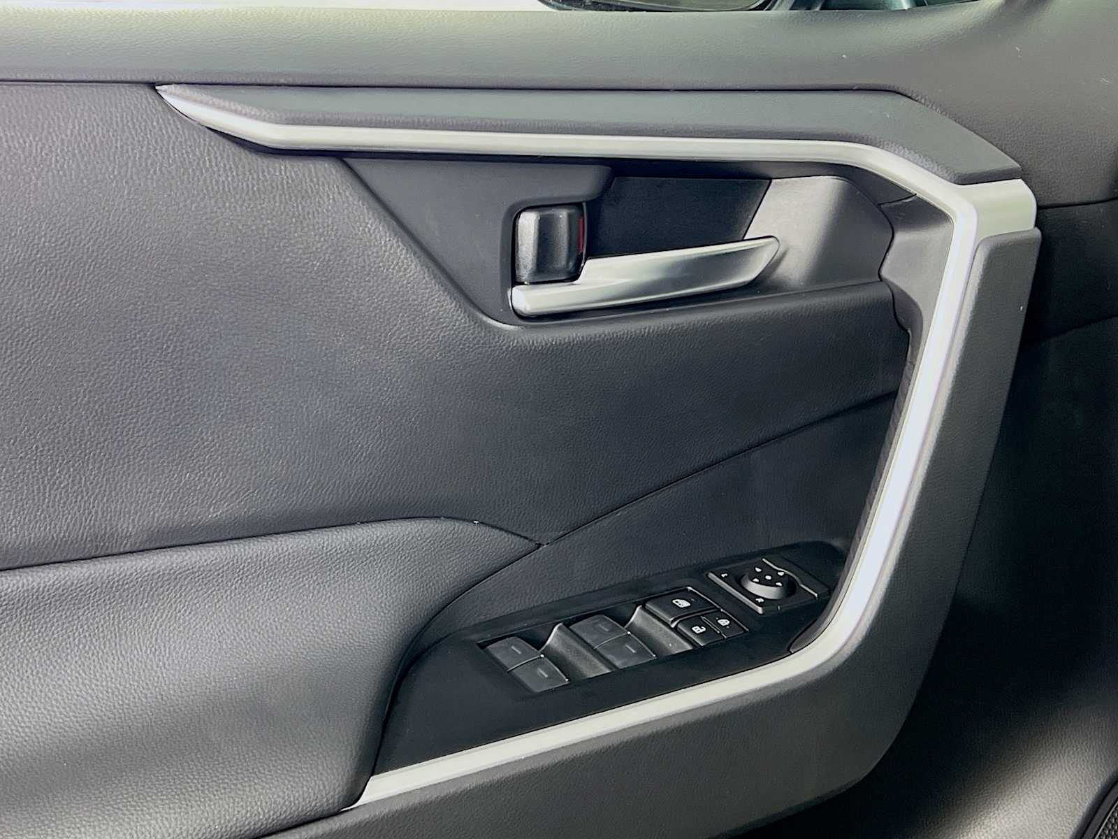 2025 Toyota RAV4 XLE - Photo 16