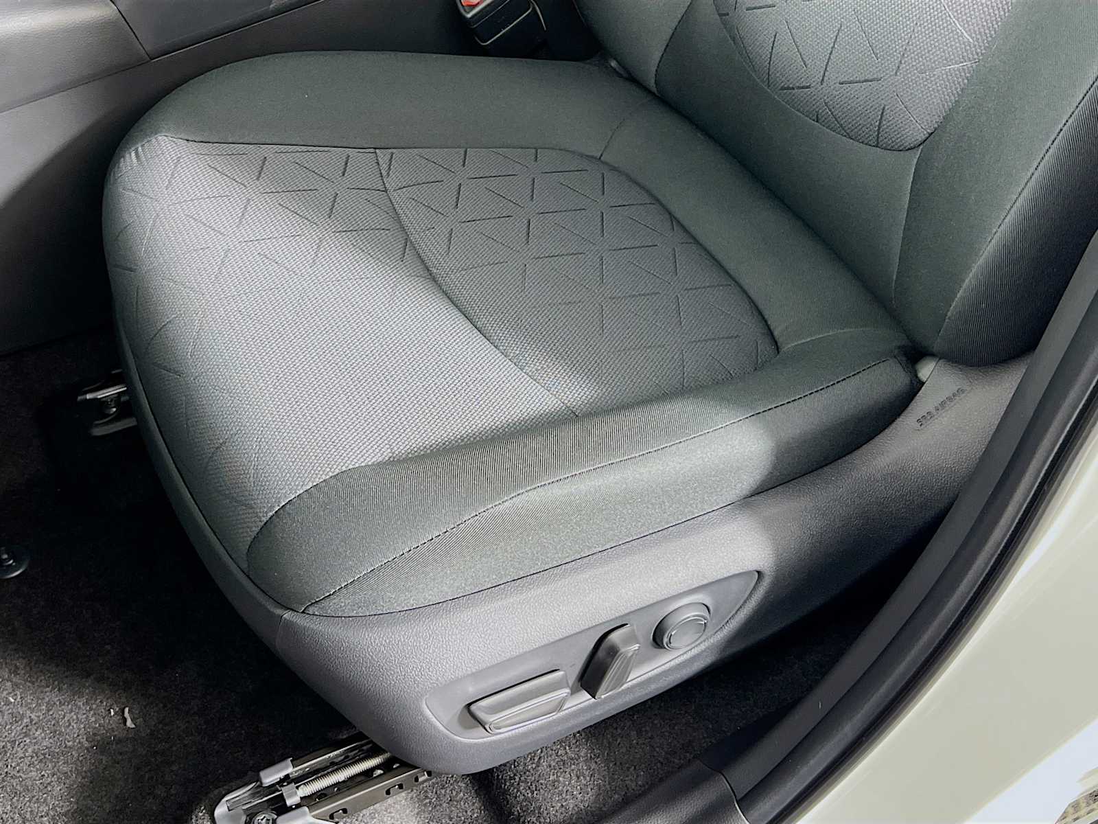 2025 Toyota RAV4 XLE - Photo 17