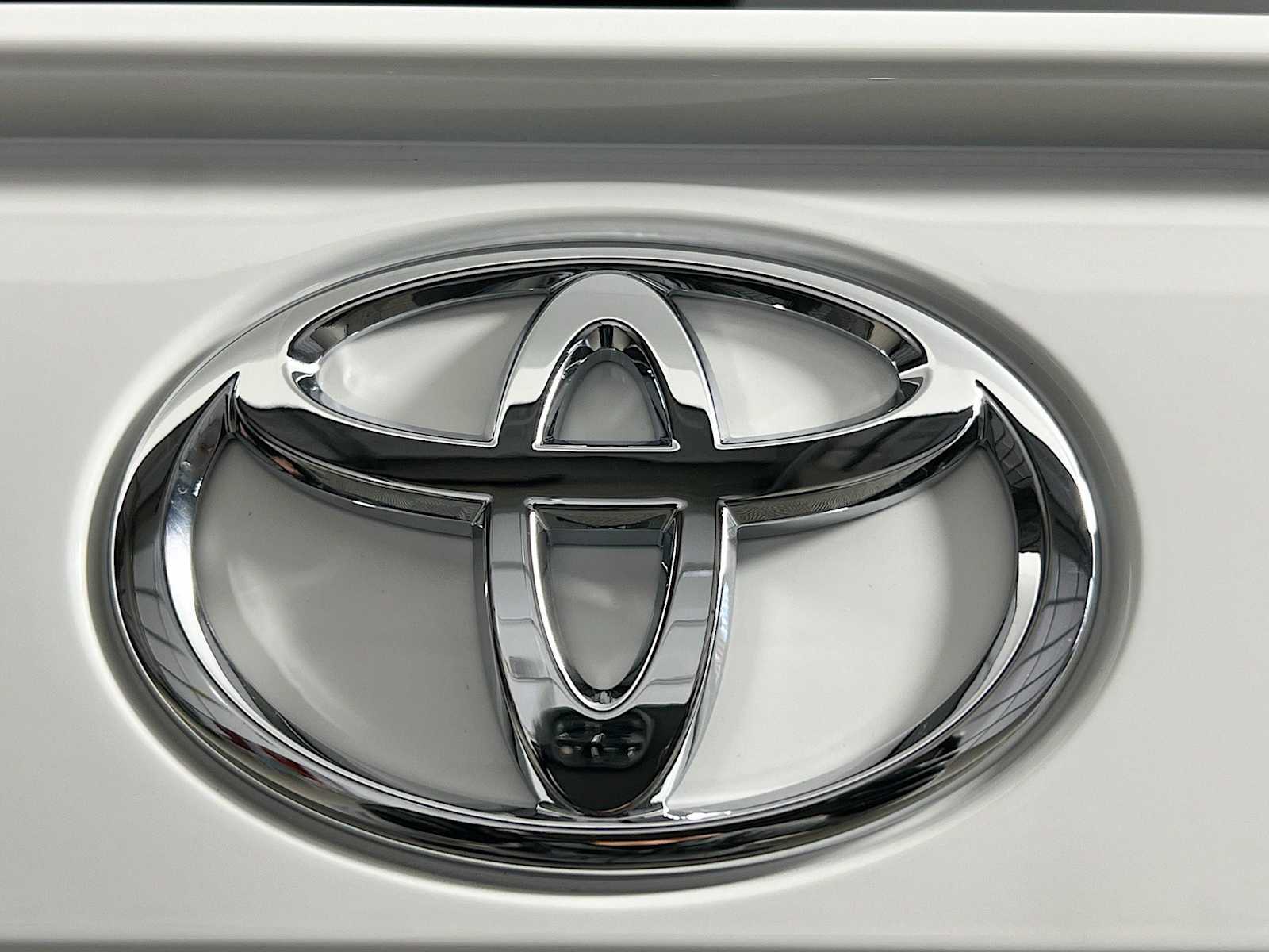 2025 Toyota RAV4 XLE - Photo 18