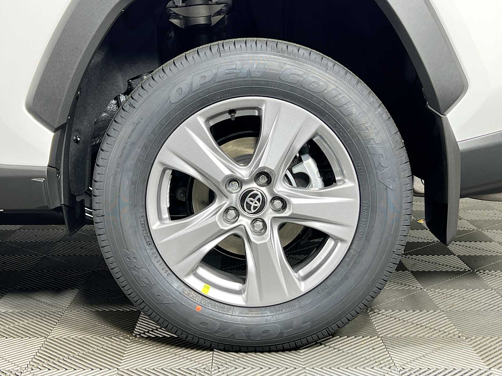 2025 Toyota RAV4 XLE - Photo 19