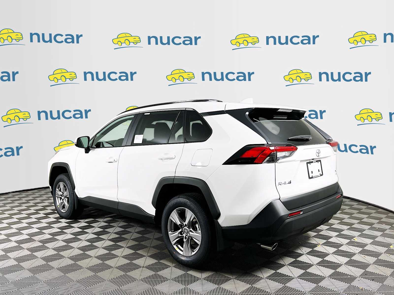 2025 Toyota RAV4 XLE - Photo 4