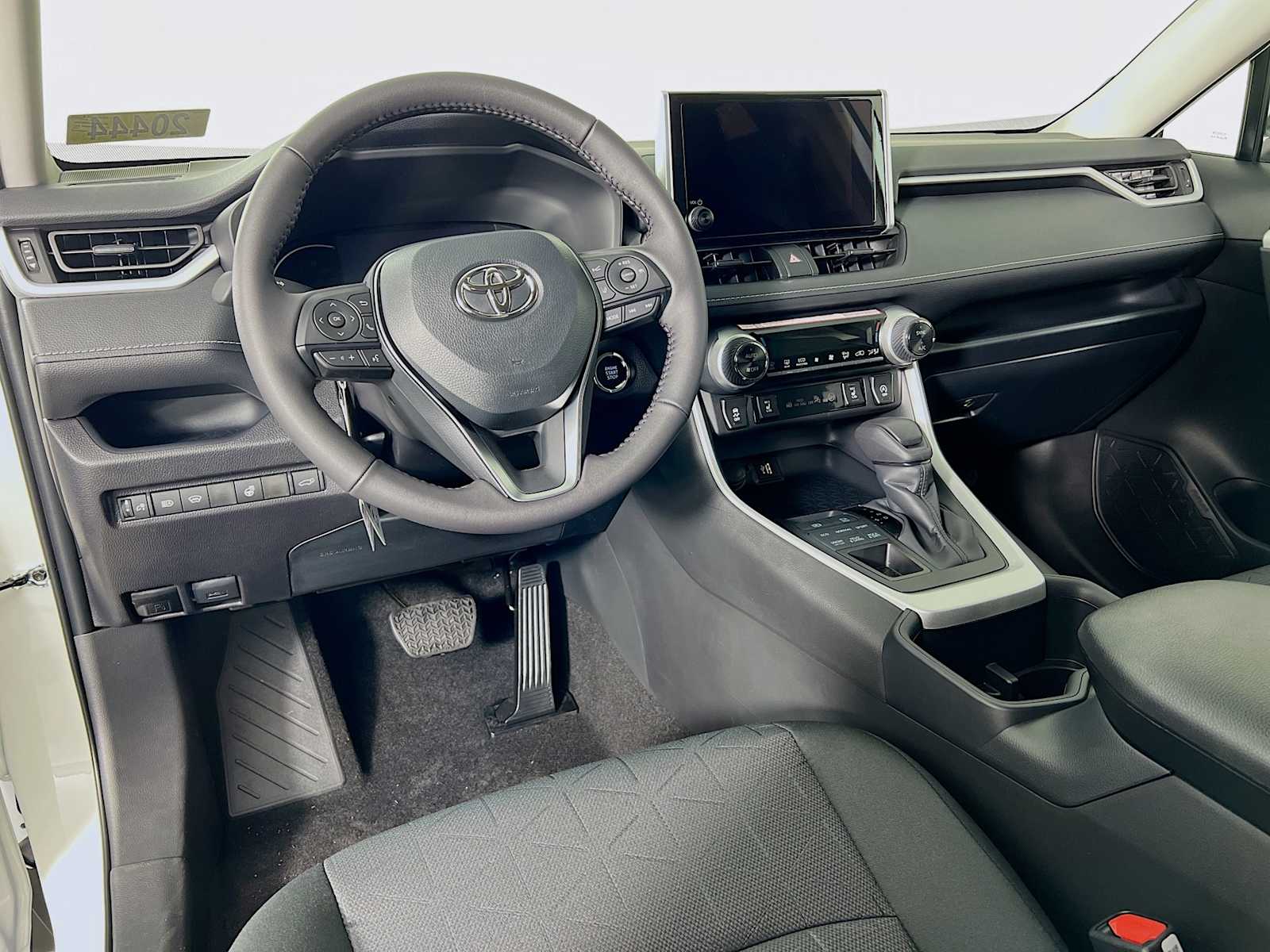 2025 Toyota RAV4 XLE - Photo 6