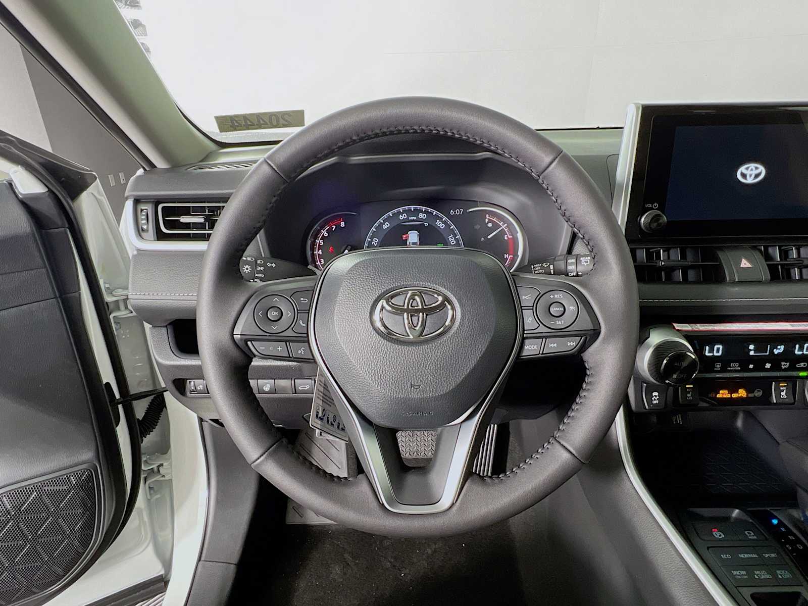 2025 Toyota RAV4 XLE - Photo 7