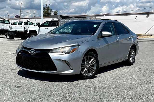 2017 Toyota Camry SE - Photo 2