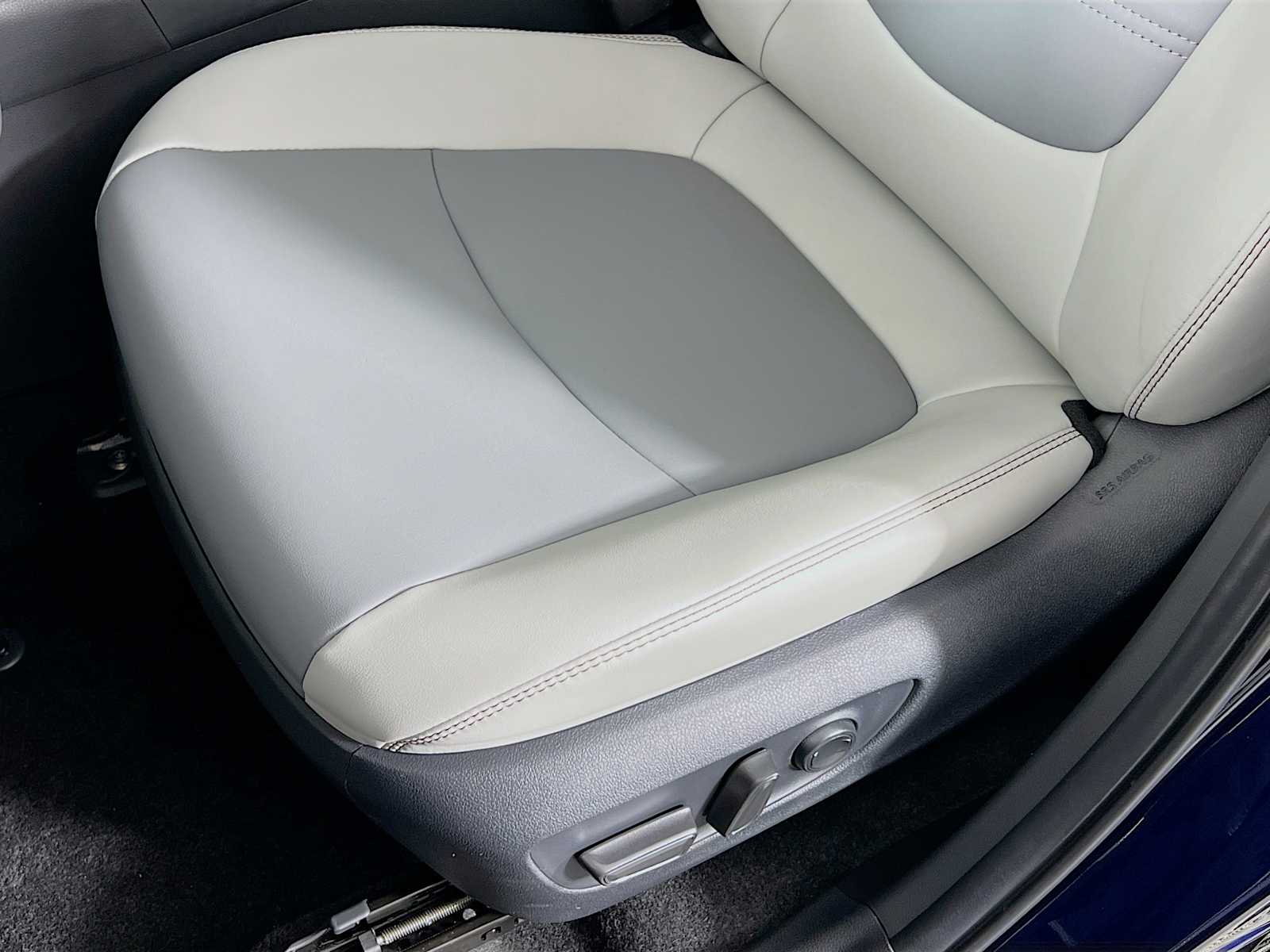 2025 Toyota RAV4 XLE Premium - Photo 17