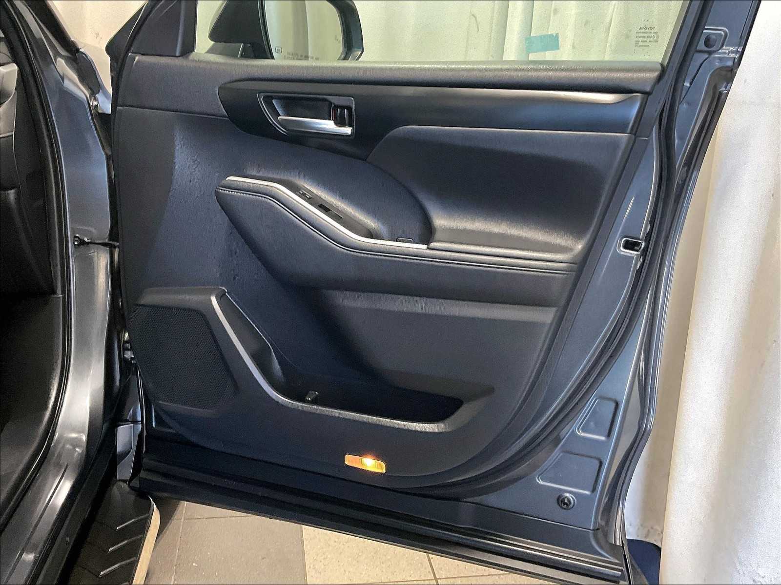 2021 Toyota Highlander Hybrid XLE - Photo 12
