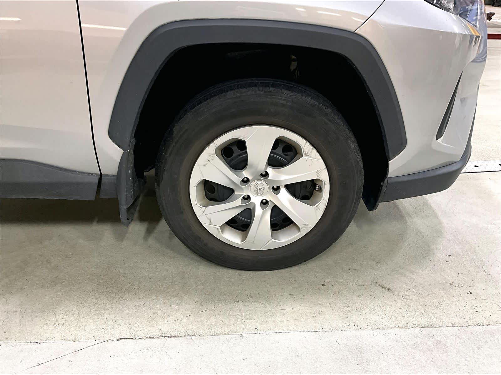 2021 Toyota RAV4 LE - Photo 4