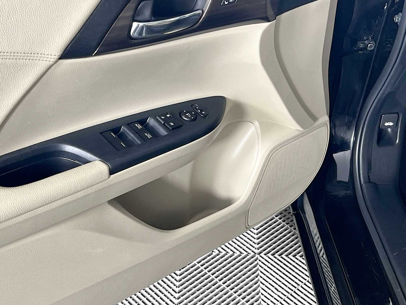 2017 Honda Accord Hybrid EX-L - Photo 18