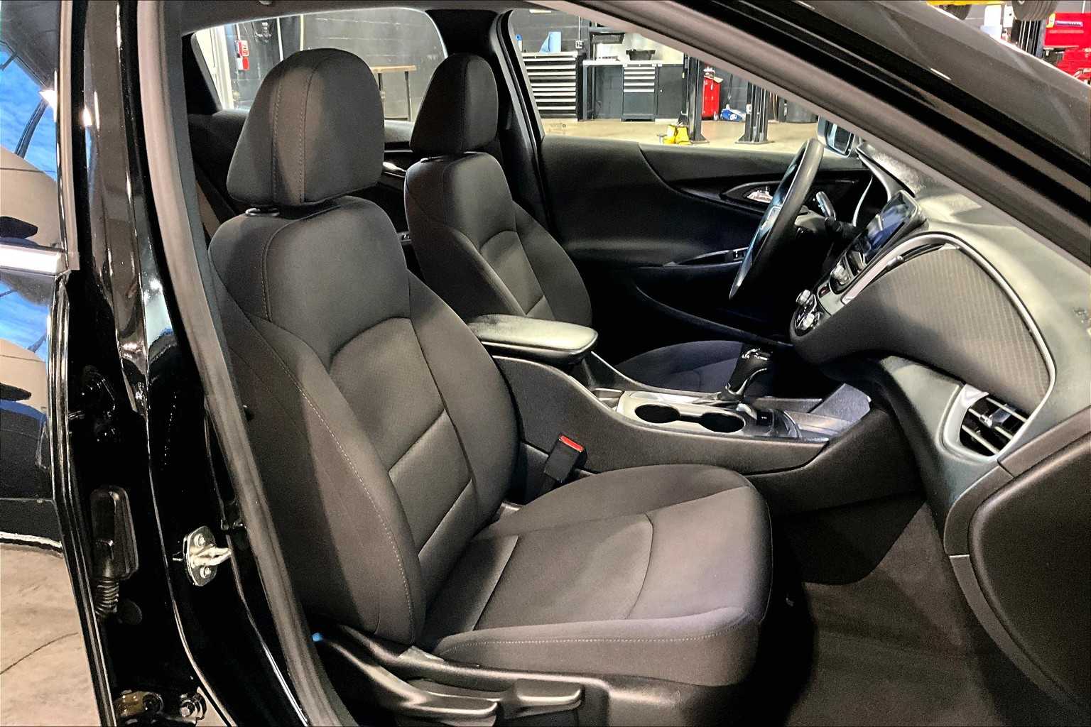 2019 Chevrolet Malibu LS - Photo 11