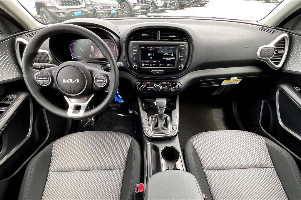 2025 Kia Soul LX - Photo 12