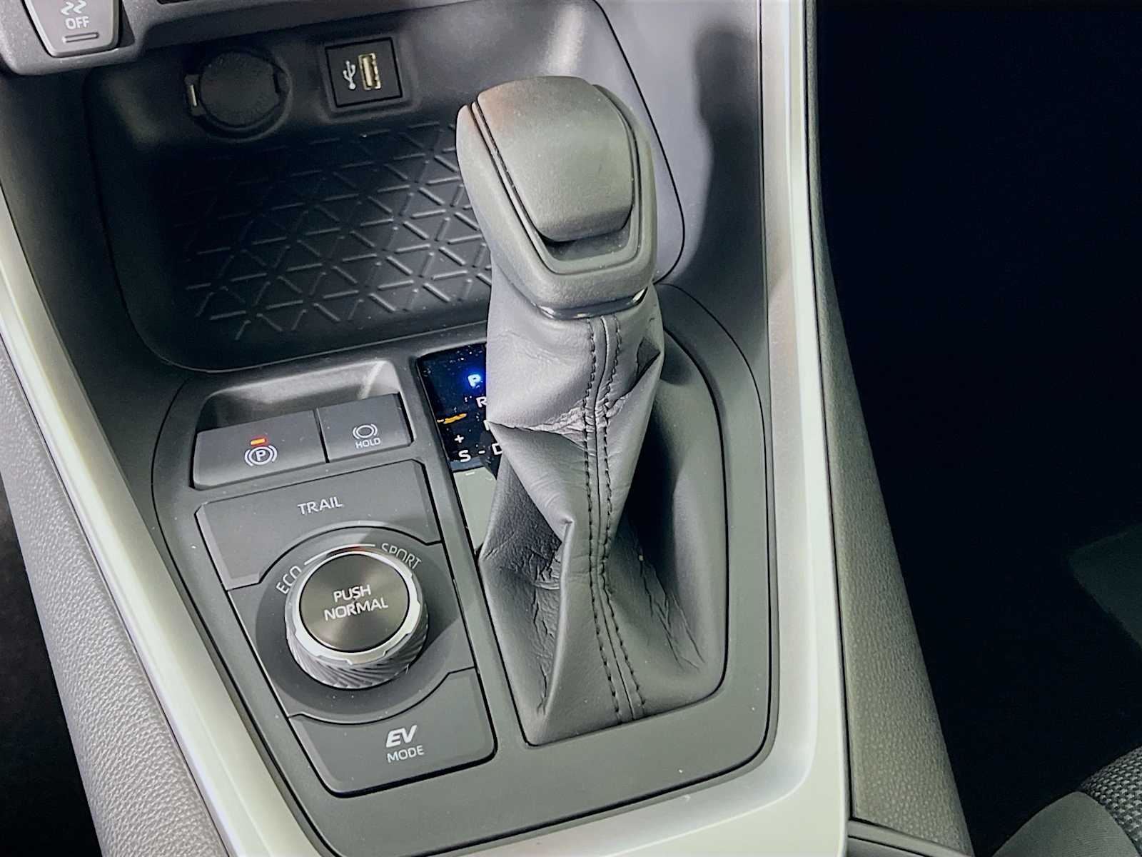 2025 Toyota RAV4 Hybrid LE - Photo 11