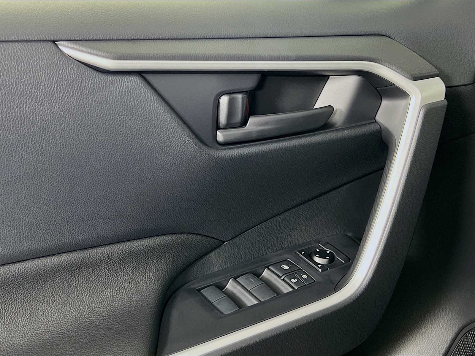 2025 Toyota RAV4 Hybrid LE - Photo 16