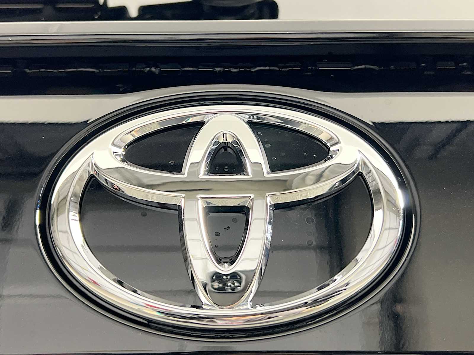 2025 Toyota RAV4 Hybrid LE - Photo 18
