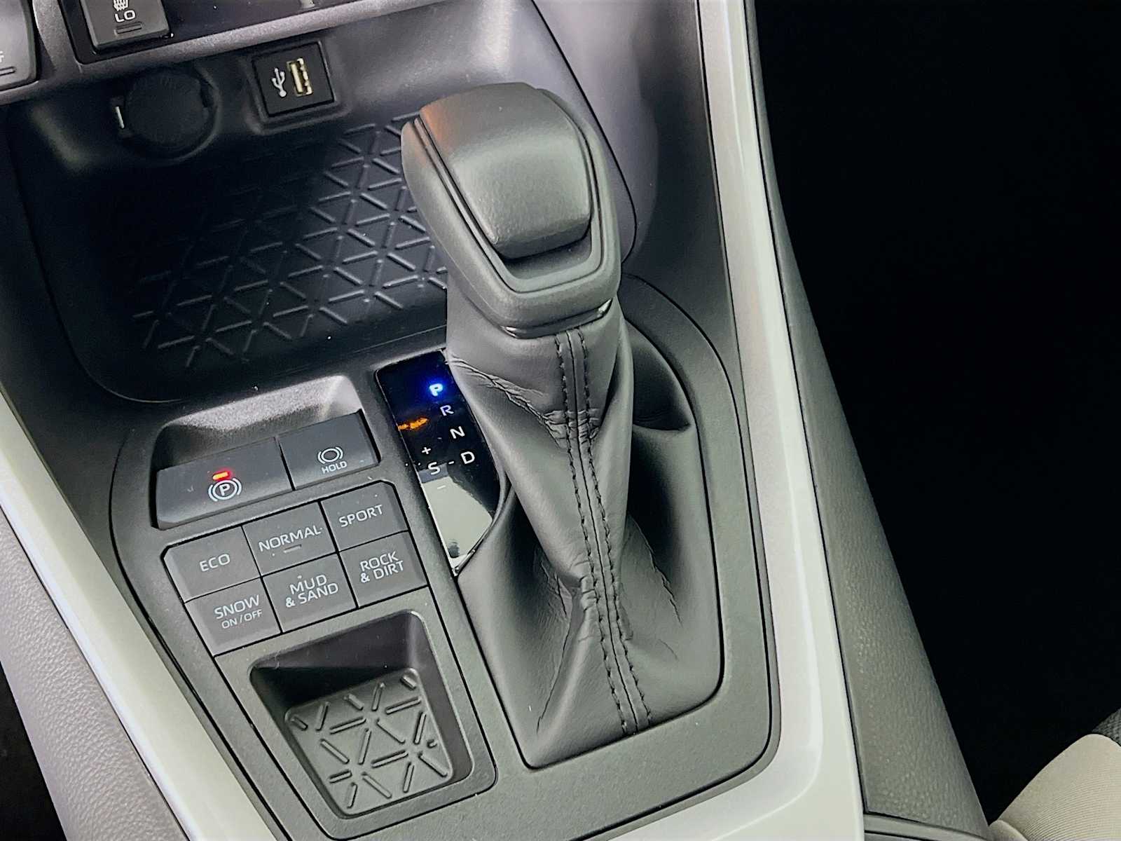 2025 Toyota RAV4 XLE - Photo 11