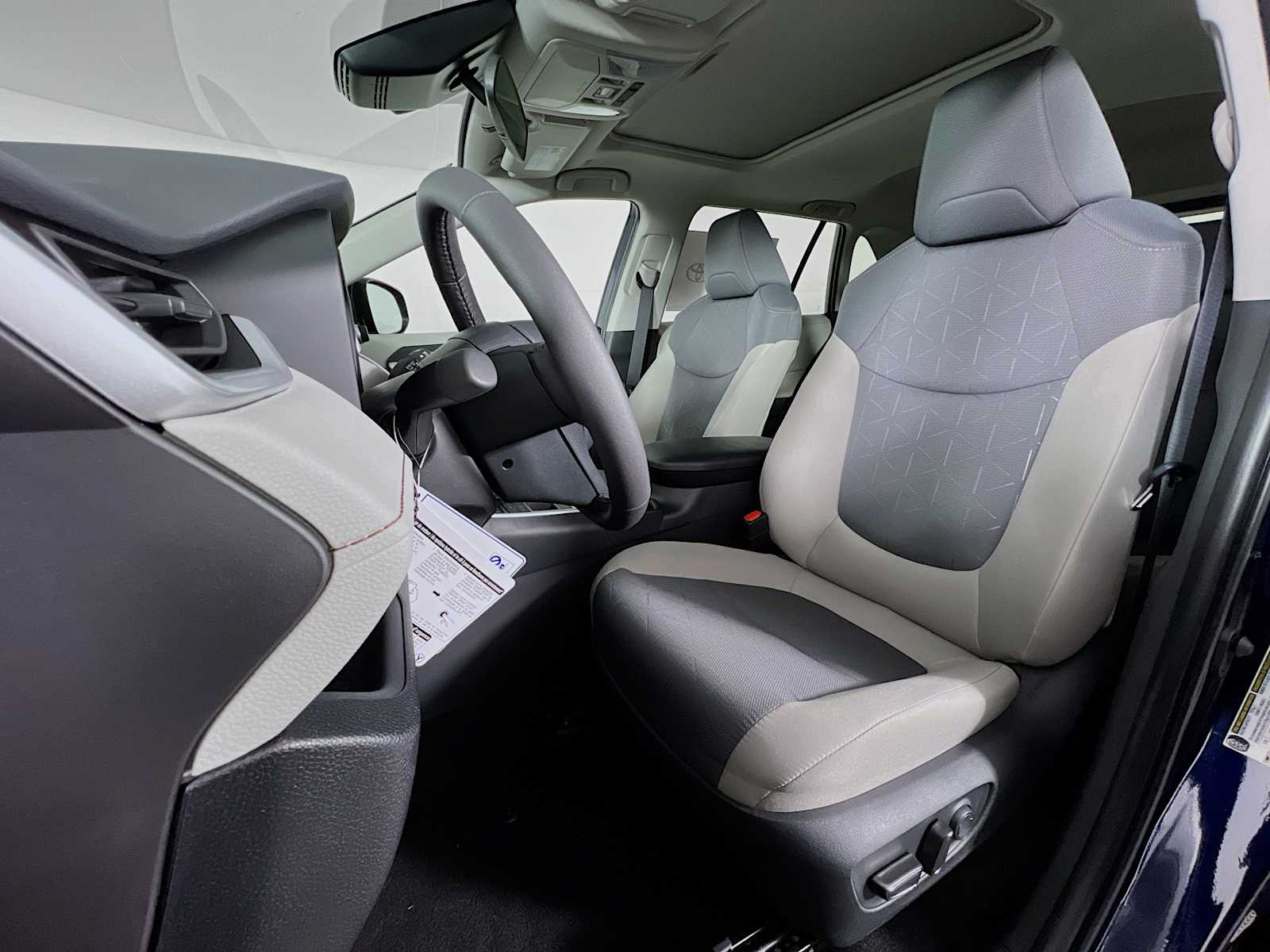 2025 Toyota RAV4 XLE - Photo 12