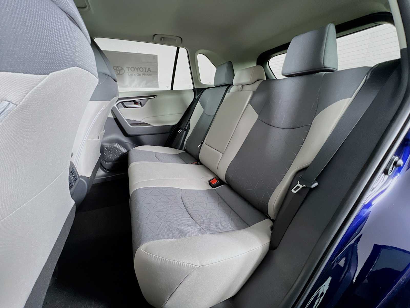 2025 Toyota RAV4 XLE - Photo 13