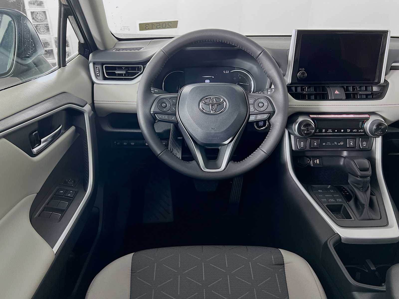 2025 Toyota RAV4 XLE - Photo 15