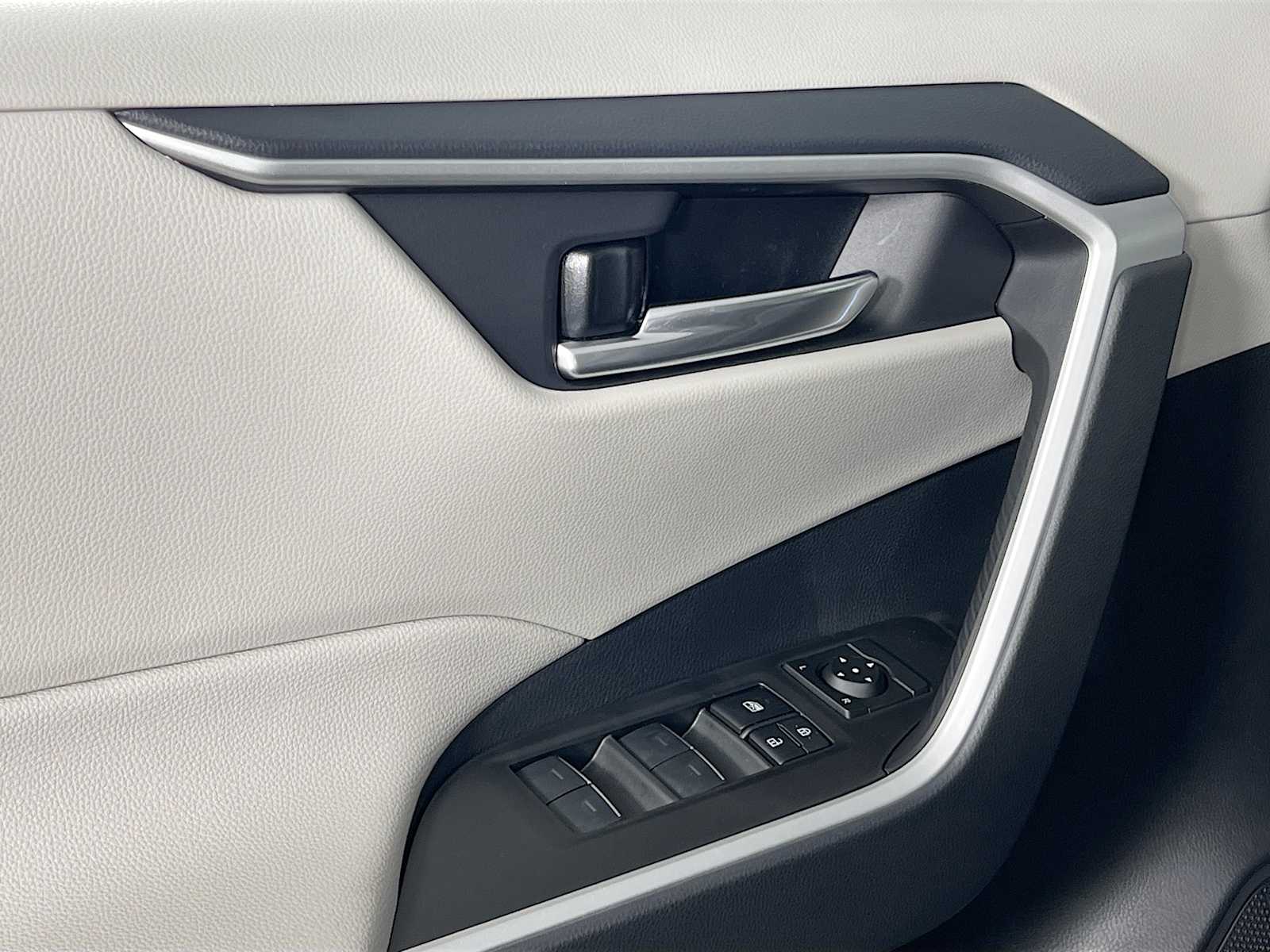 2025 Toyota RAV4 XLE - Photo 16