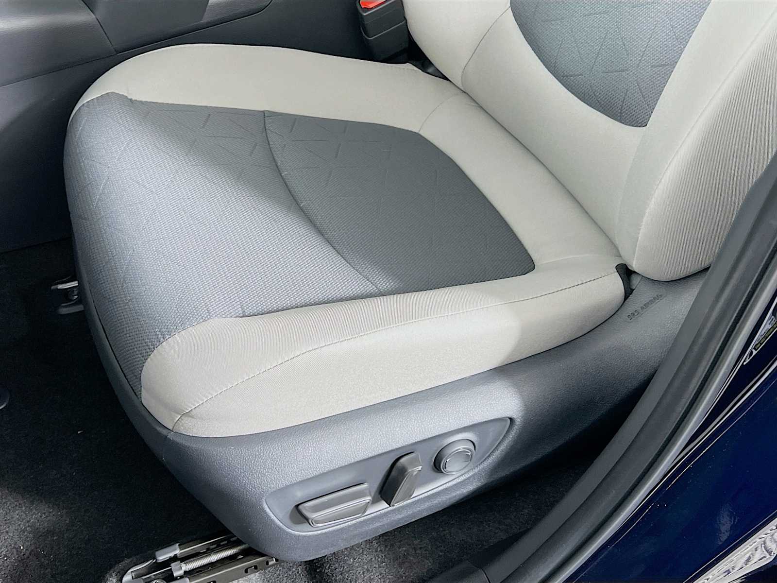 2025 Toyota RAV4 XLE - Photo 17