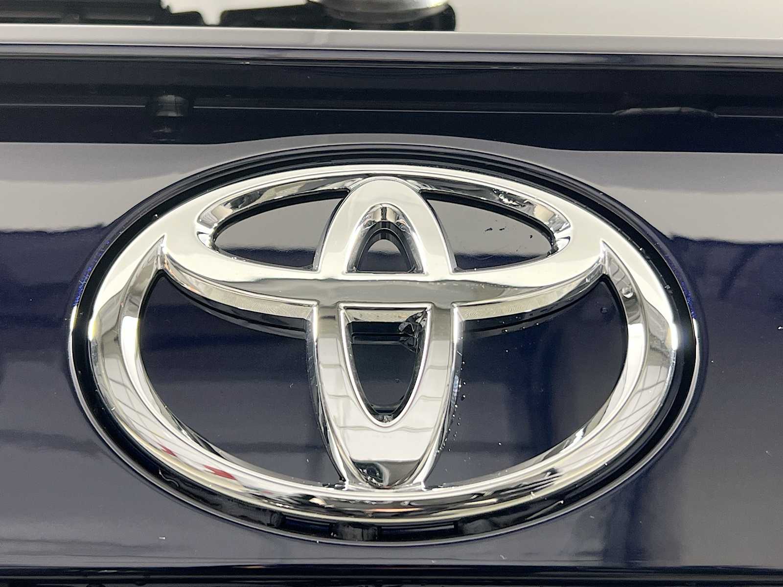 2025 Toyota RAV4 XLE - Photo 18