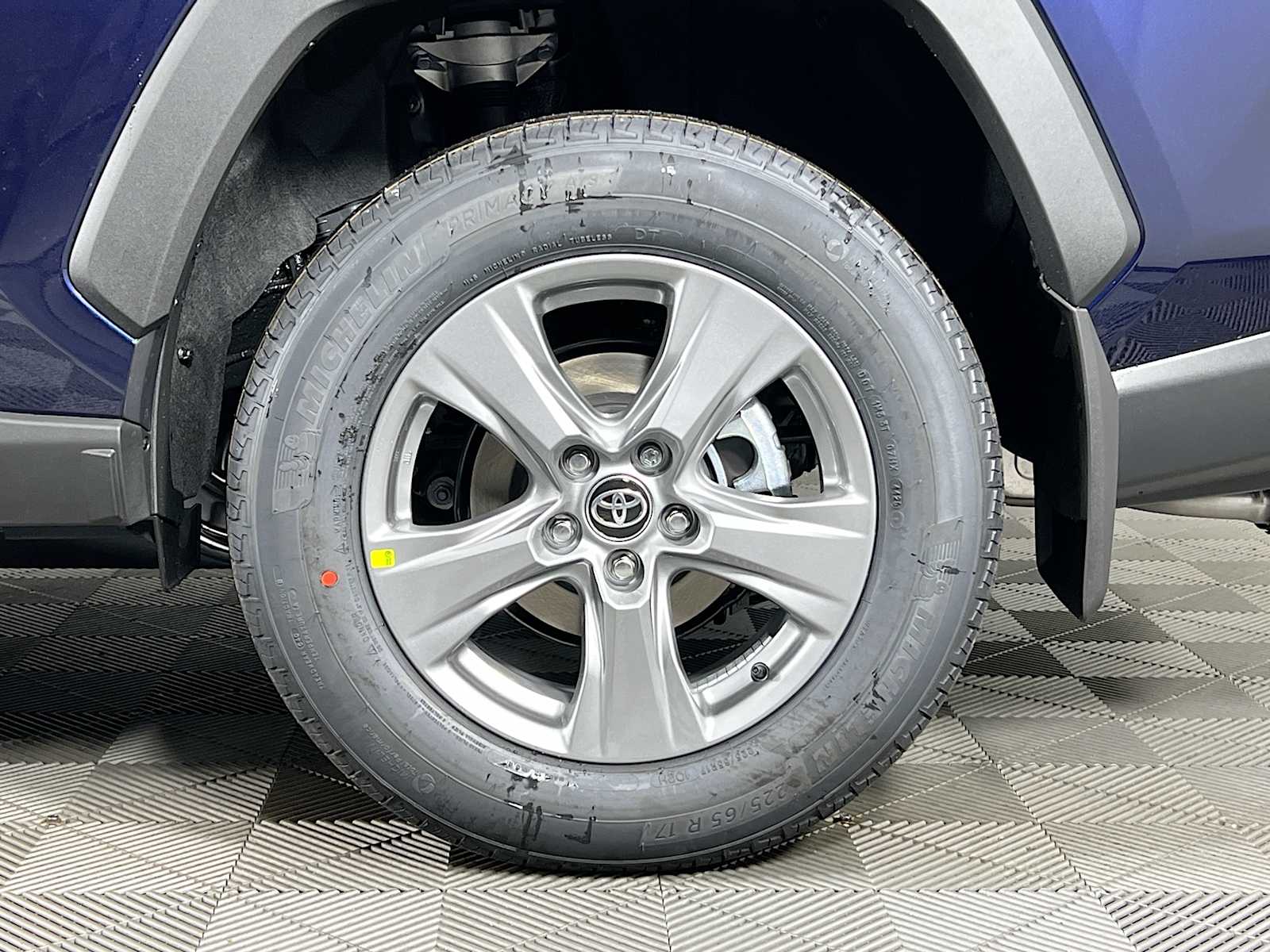 2025 Toyota RAV4 XLE - Photo 19