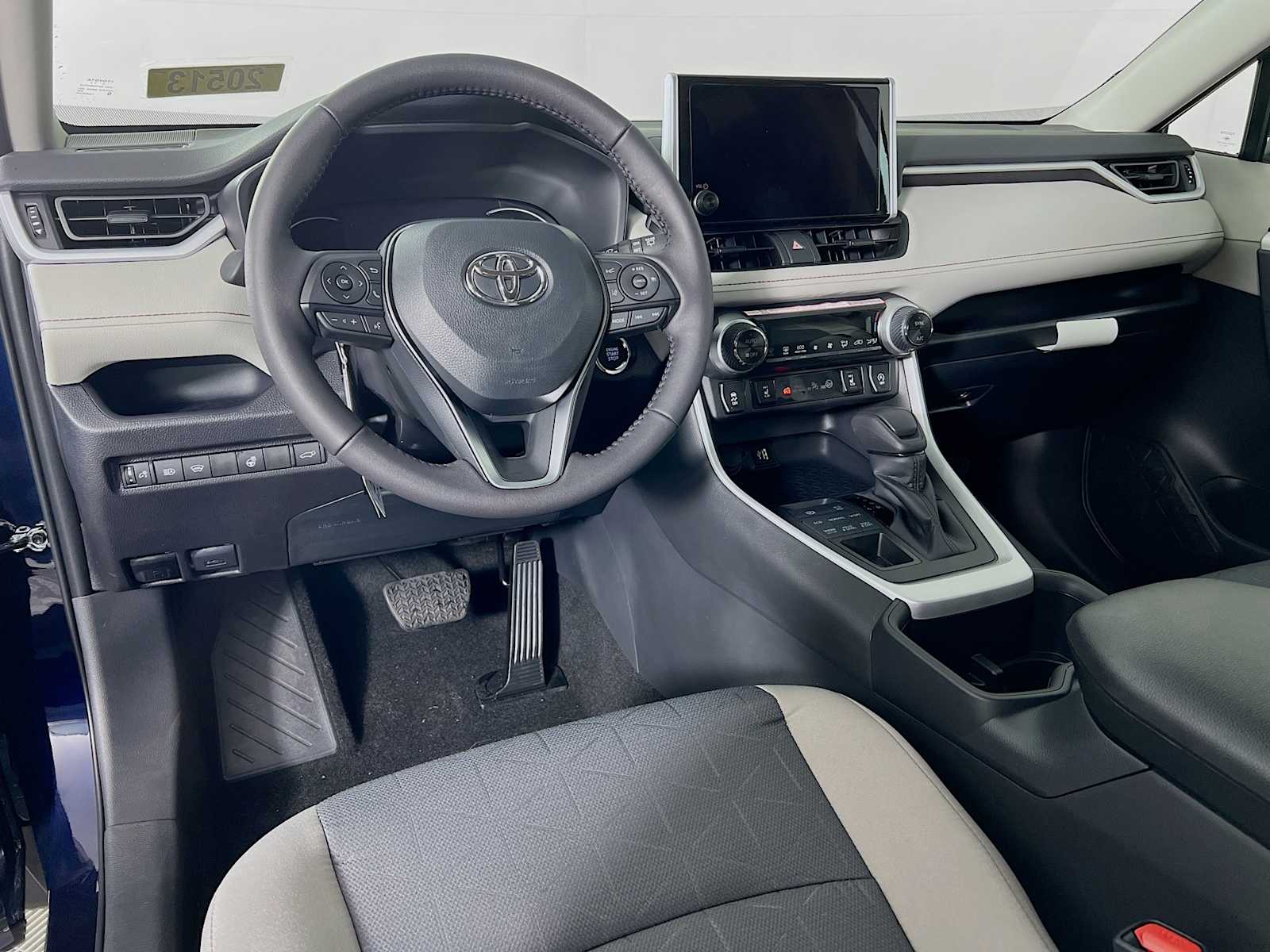 2025 Toyota RAV4 XLE - Photo 6
