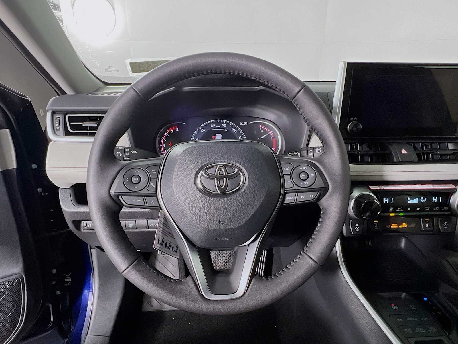 2025 Toyota RAV4 XLE - Photo 7