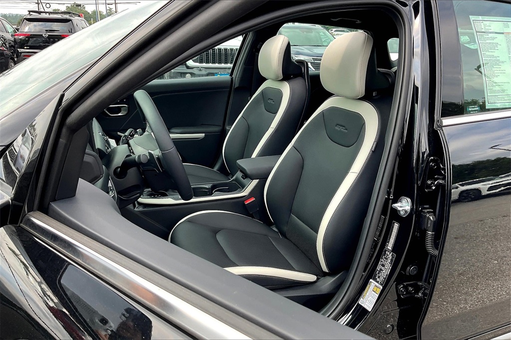 2025 Kia K4 GT-Line - Photo 11