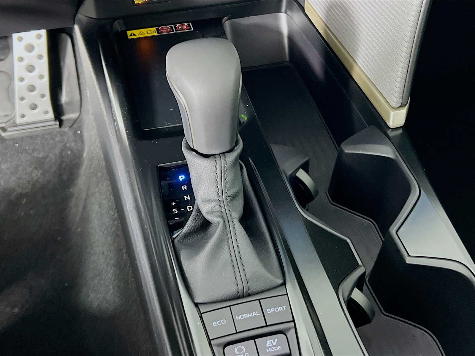2025 Toyota Camry SE - Photo 11