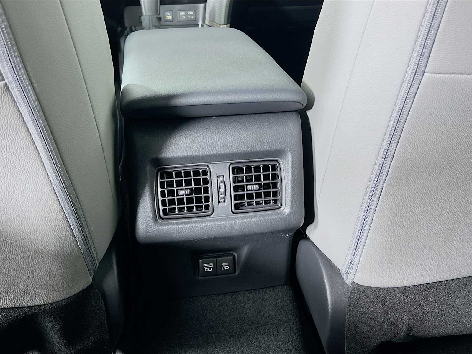 2025 Toyota Camry SE - Photo 14