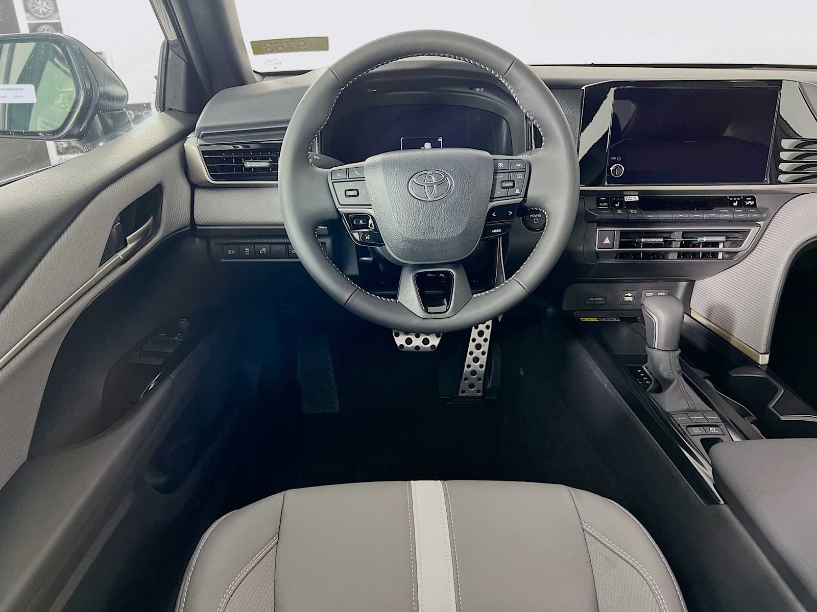 2025 Toyota Camry SE - Photo 15