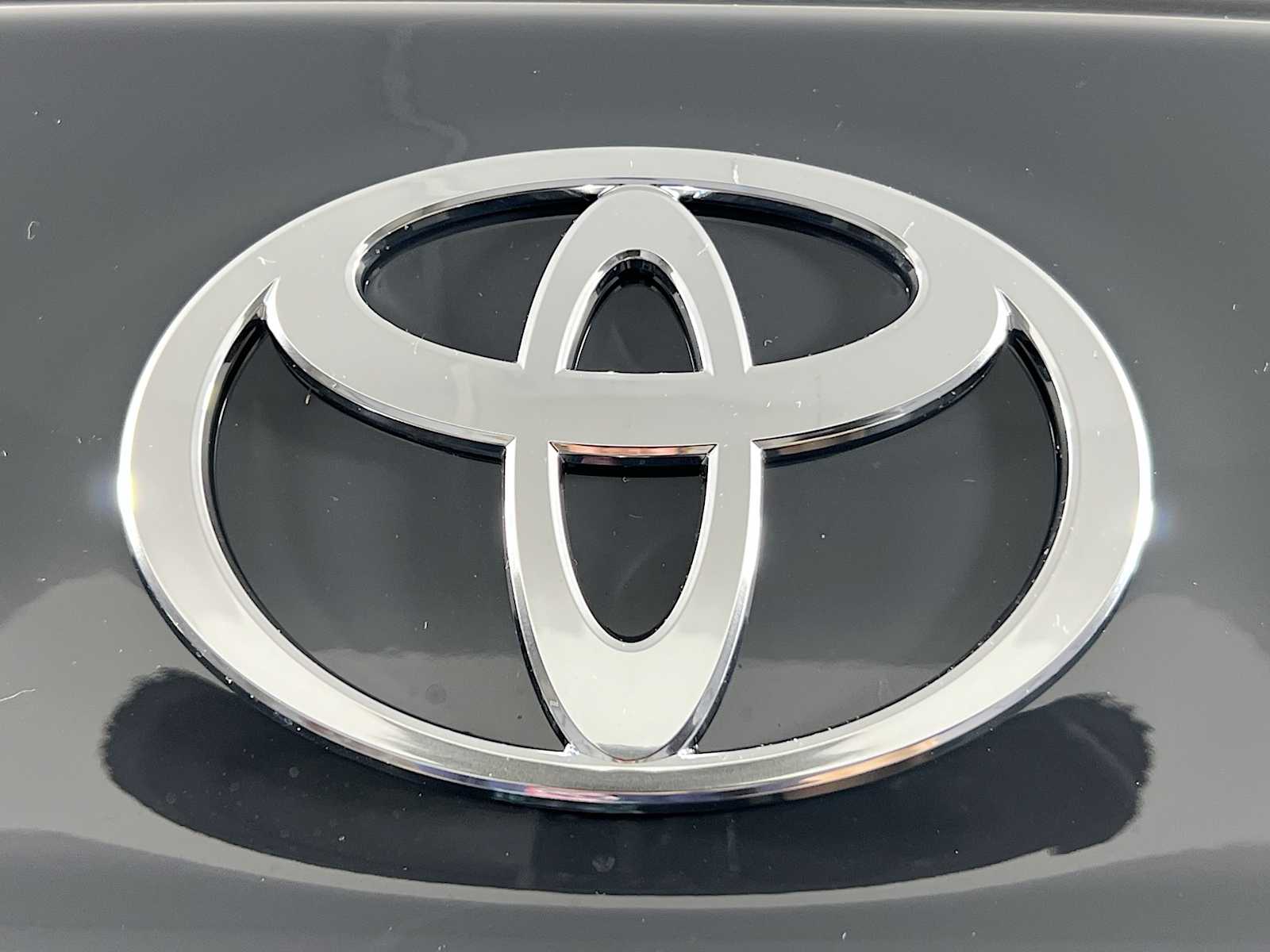 2025 Toyota Camry SE - Photo 18