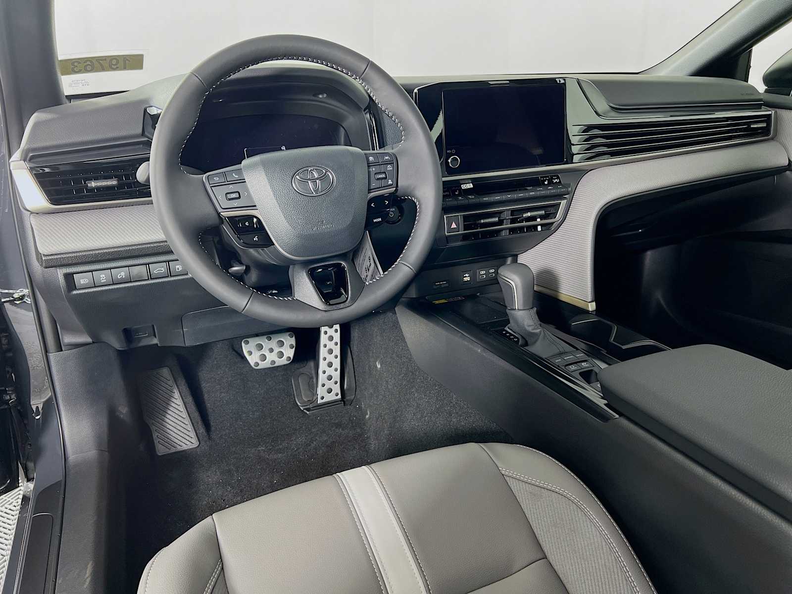 2025 Toyota Camry SE - Photo 6