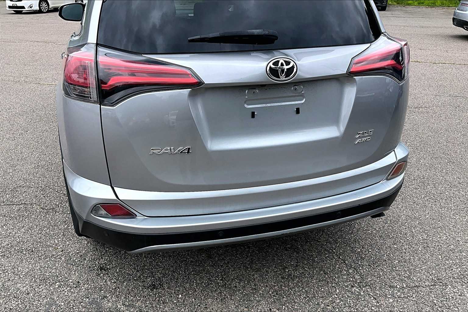 2017 Toyota RAV4 XLE - Photo 7