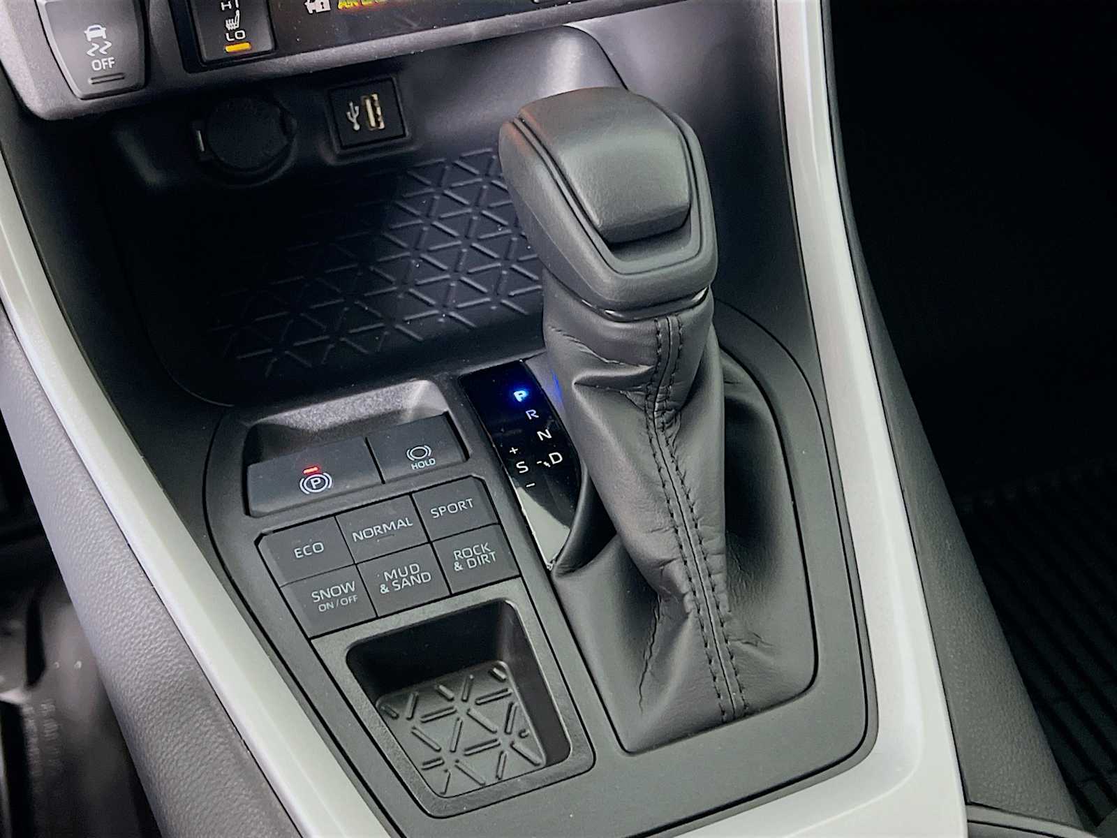 2025 Toyota RAV4 XLE - Photo 11