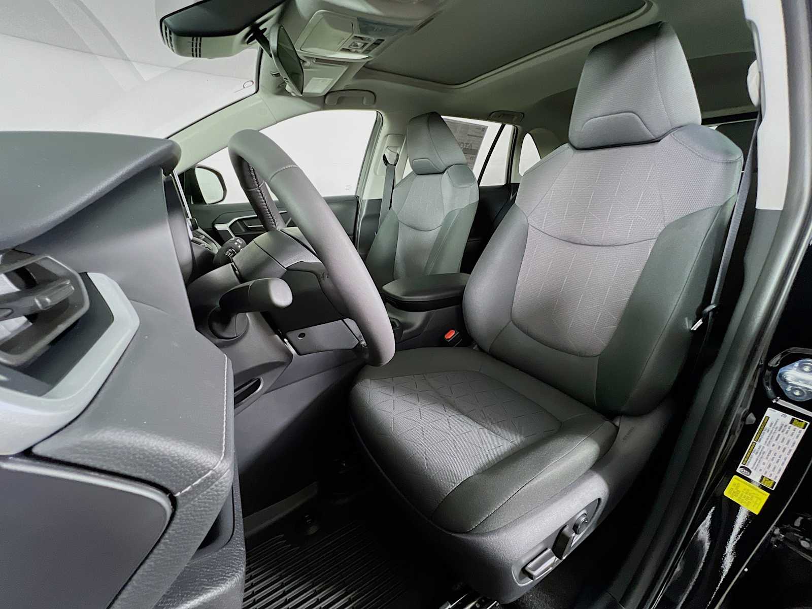 2025 Toyota RAV4 XLE - Photo 12