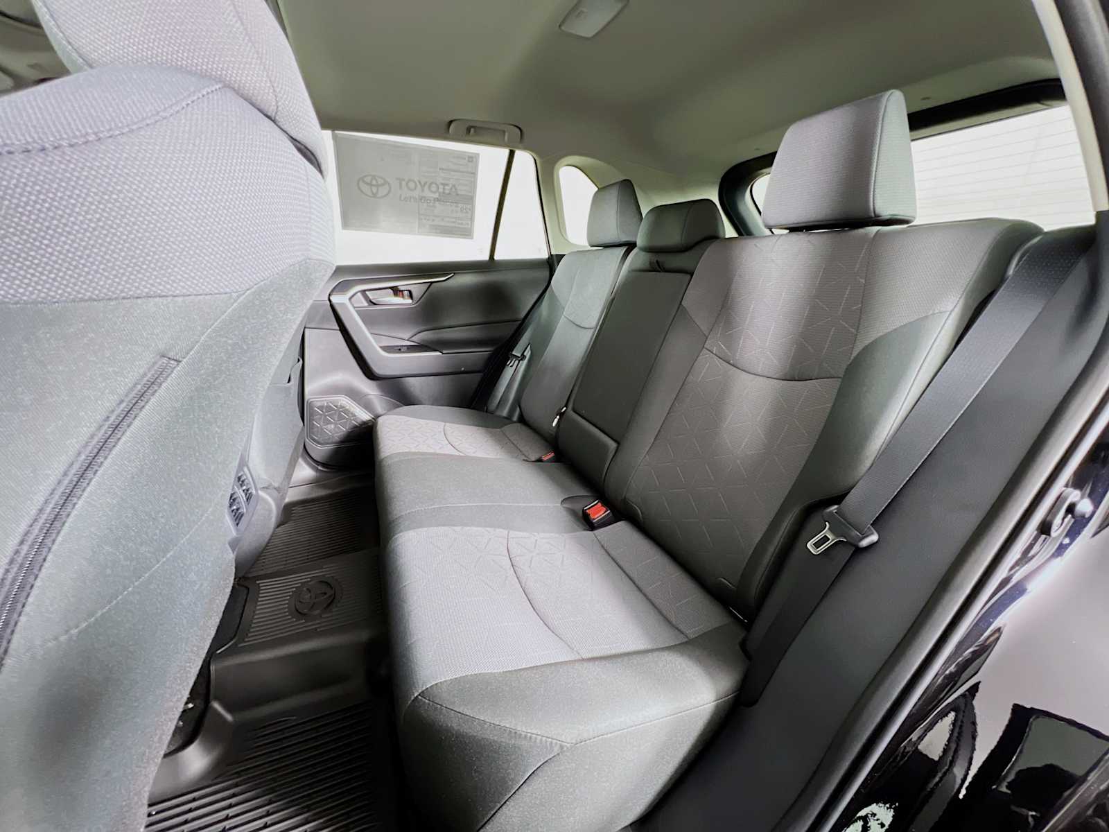 2025 Toyota RAV4 XLE - Photo 13