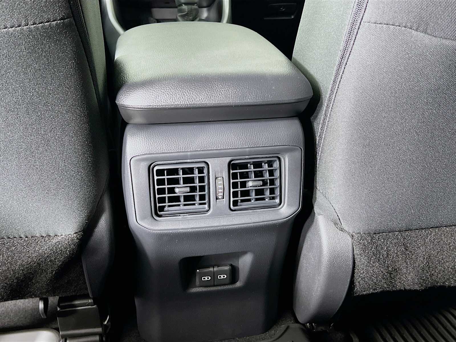 2025 Toyota RAV4 XLE - Photo 14