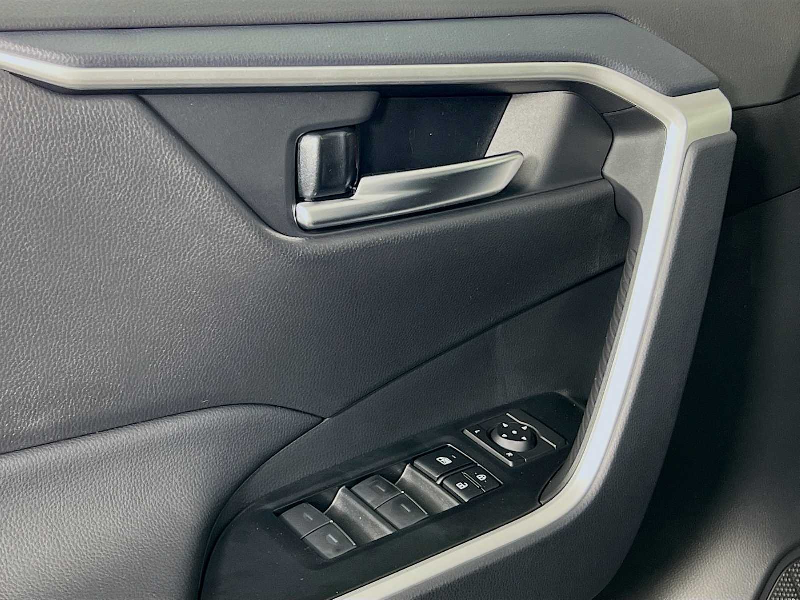 2025 Toyota RAV4 XLE - Photo 16