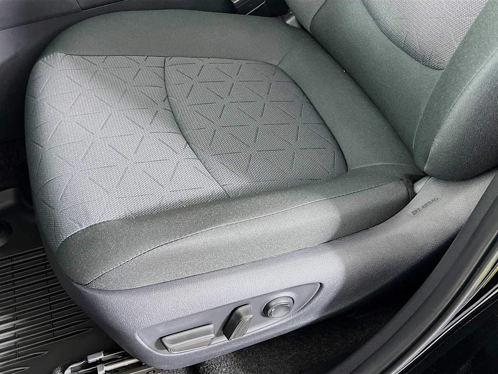 2025 Toyota RAV4 XLE - Photo 17