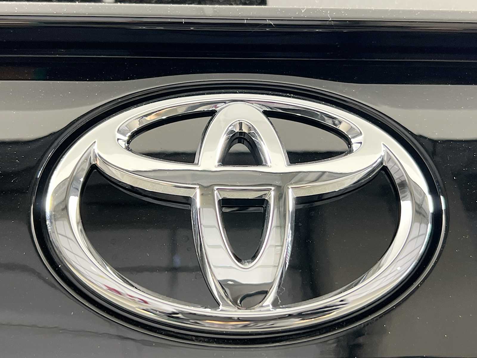 2025 Toyota RAV4 XLE - Photo 18