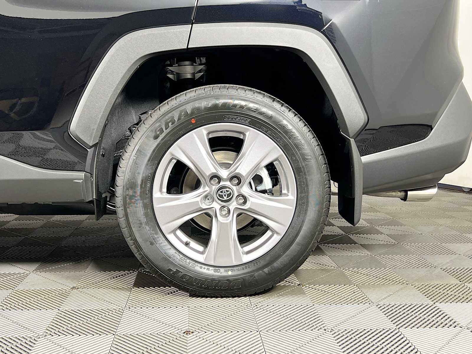 2025 Toyota RAV4 XLE - Photo 19