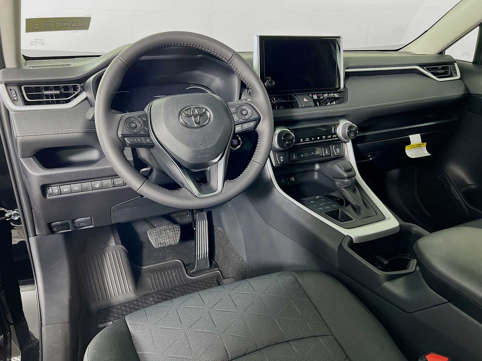 2025 Toyota RAV4 XLE - Photo 6