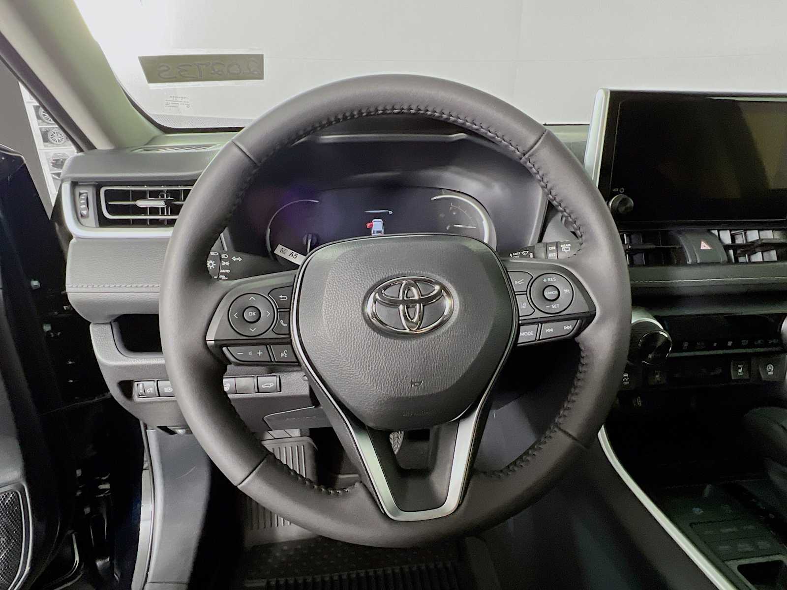 2025 Toyota RAV4 XLE - Photo 7